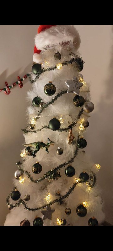 Небольшая белая искусственная ёлка с украшениями 2