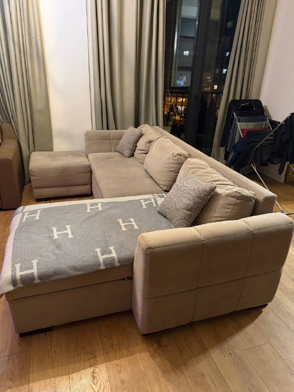 Угловой раскладной диван с подушками и пледом