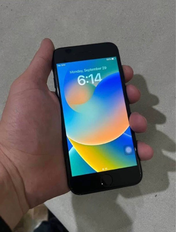 iPhone SE 2022 с оригинальным кабелем 2