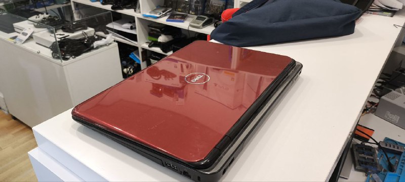 Ноутбук DELL P10f Intel Core i3 320 ГБ 3 ГБ ОЗУ 3