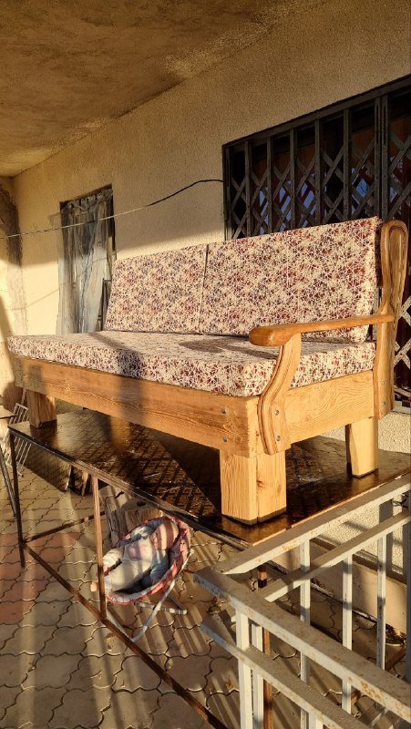 Диван с деревянным каркасом и латексными сиденьями