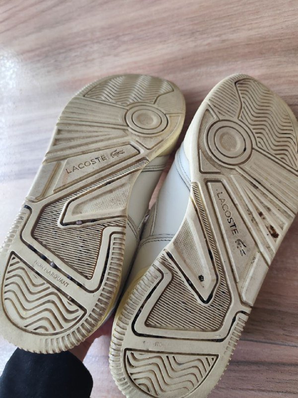 Кроссовки Lacoste белые, джинсы Zara, зимняя шапка 8