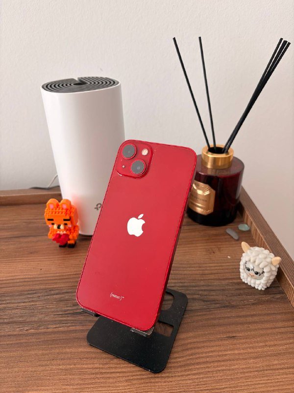 iPhone 13 128 GB Product Red с чехлами и кабелями 2