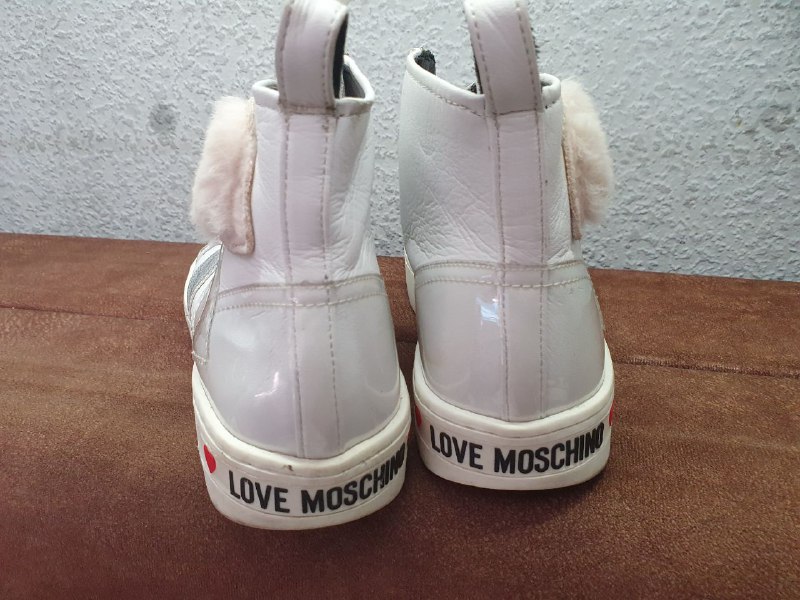 Белые кожаные кроссовки Love Moschino, Коричневые кроссовки Nike, Черные туфли, Черные кеды, Белые кроссовки Puma 2