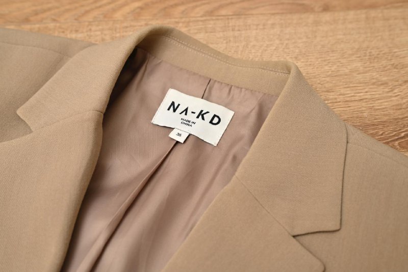 Женские джинсы Levi’s, юбка Zara, пиджак NAKD, мужские джинсы Levi’s, мужское пальто Zara 6