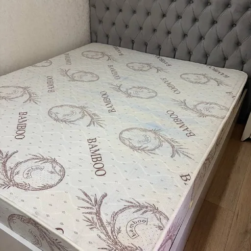 Кровать с мягким изголовьем и матрасом 160×200 см