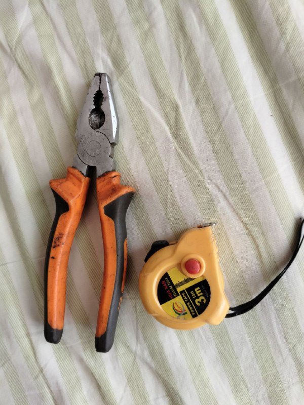 Пассатижи, рулетка, вешалки, покрывало, тапки, кухонные принадлежности, книги