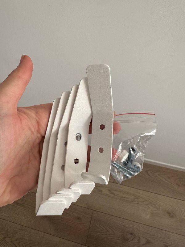 Белые металлические крючки на стену с креплениями