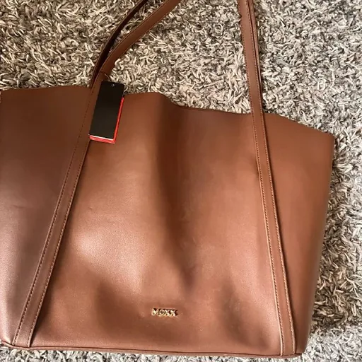 Кроссовки Armani, джинсы Calvin Klein, сумка Mexx