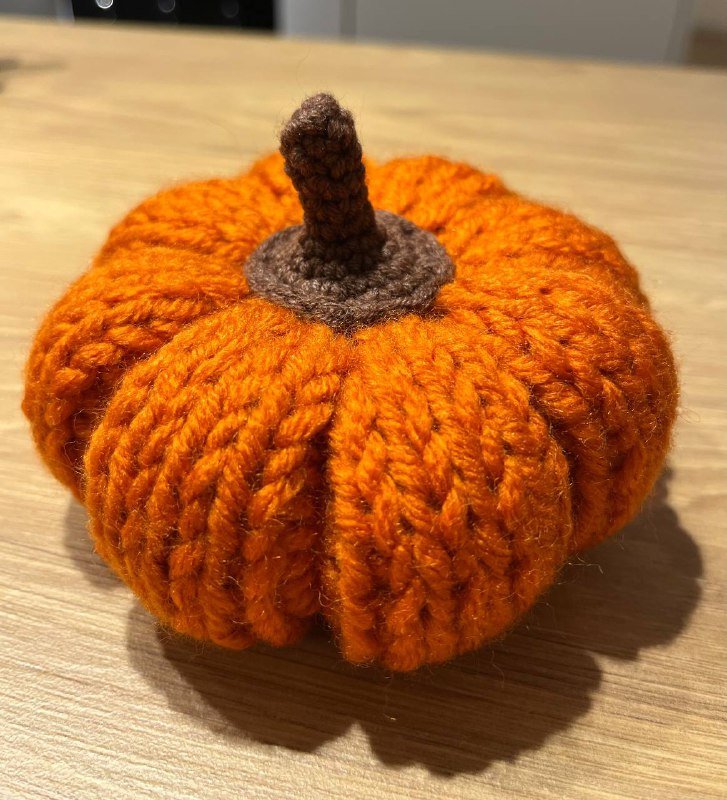 Вязанная интерьерная тыква