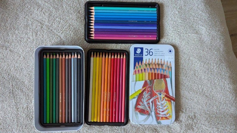 Цветные карандаши, перчатки, парфюм