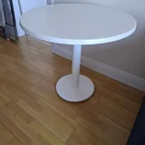 Круглый белый стол 1