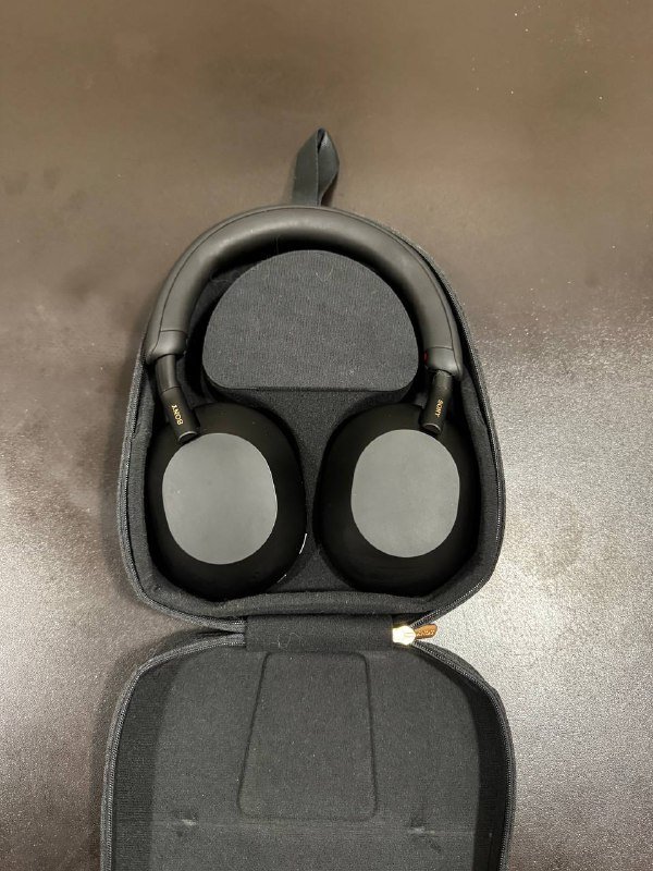 Наушники Sony WH-1000XM5 в чёрном цвете с кейсом