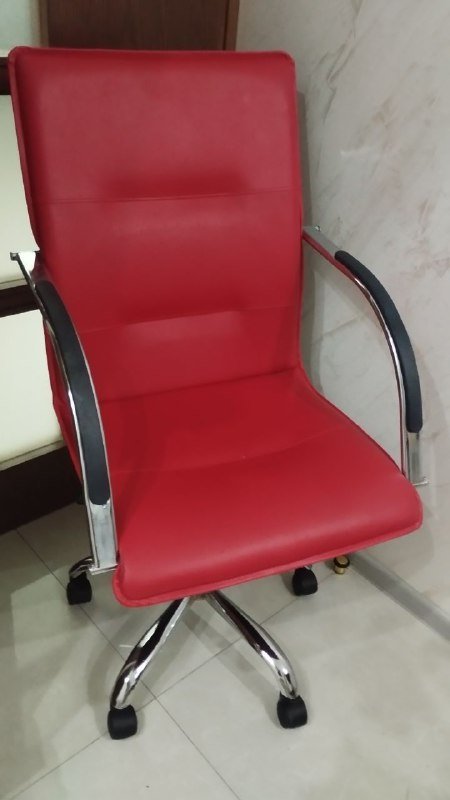 Компьютерное кресло на колёсиках