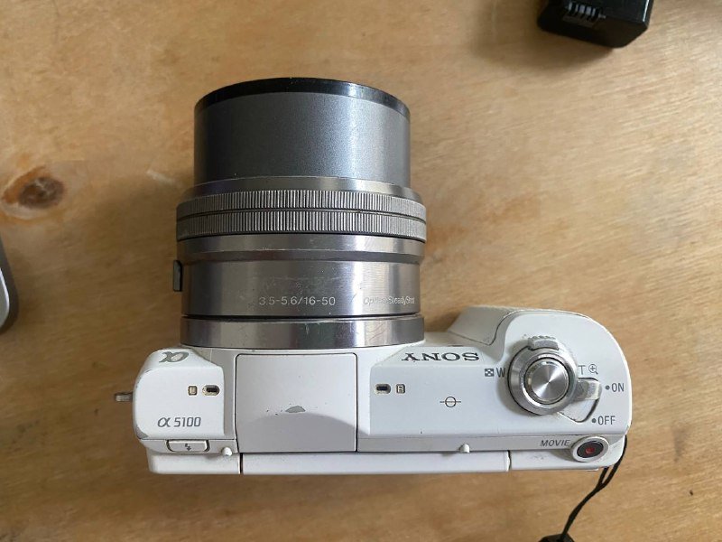 Sony a5100, китовый объектив 16-50, батарейка 3