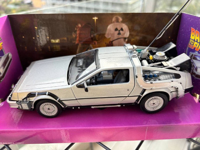 Машина времени Delorian 1:24 из фильма Назад в будущее 4