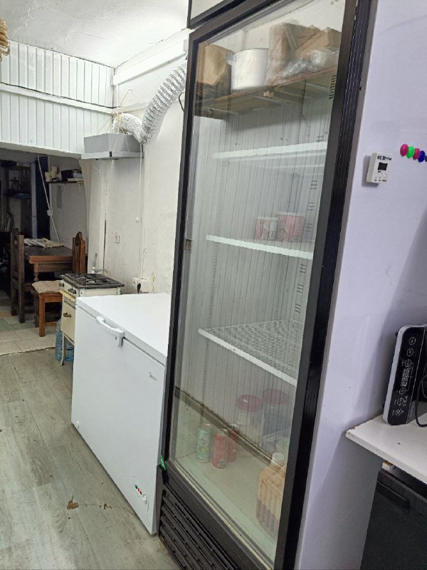 Водонагреватель, холодильник, торговые весы, индукционная плита, мультиварка, раковина с краном, ведро со шваброй, соковыжималка, вытяжка, постер, стол, полка нержавеющая 5