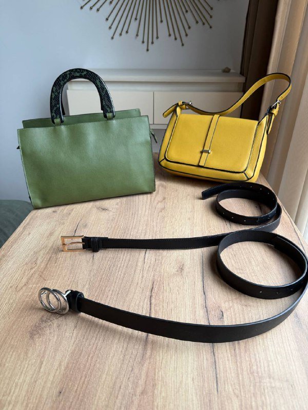 Сумка зеленая, сумка желтая, ремень золотистая пряжка, ремень серебристая пряжка