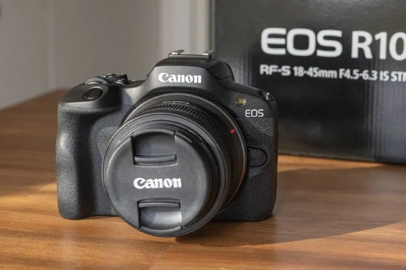 Canon EOS R100 с объективом 18-45mm 1