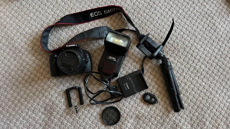 Canon 550D, объектив 18-55mm, вспышка Sigma, зарядное устройство, линза, штатив, карта памяти 8Гб