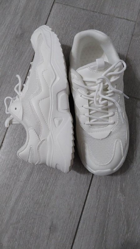 Белые женские кроссовки
