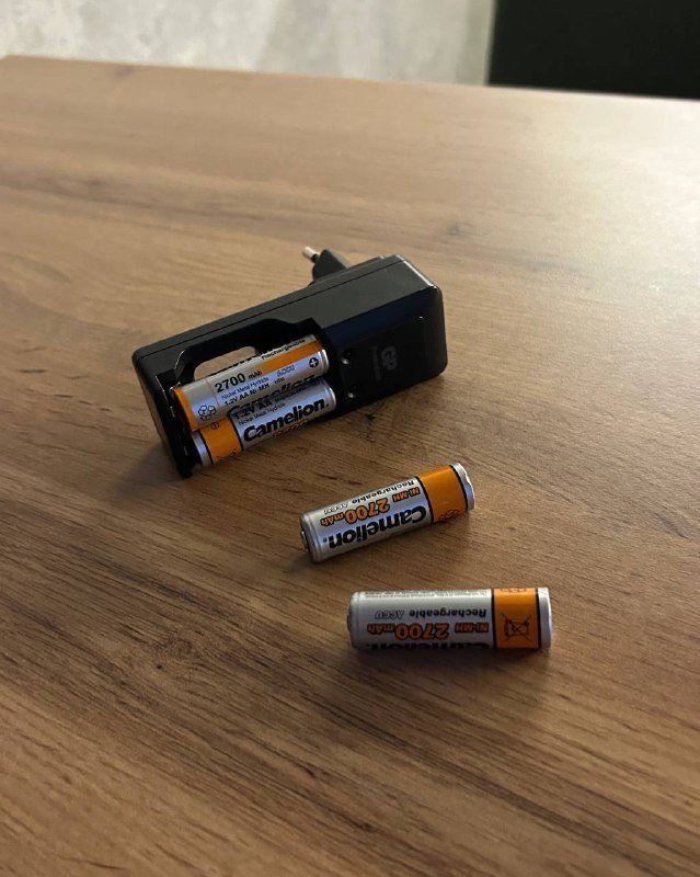 4 аккумулятора AA и зарядное устройство