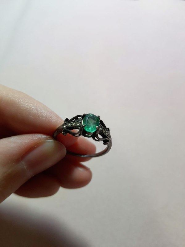 Серебряное черненое кольцо с алмазами и зелёным камнем