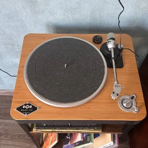Виниловый проигрыватель, Bluetooth-колонка, полка