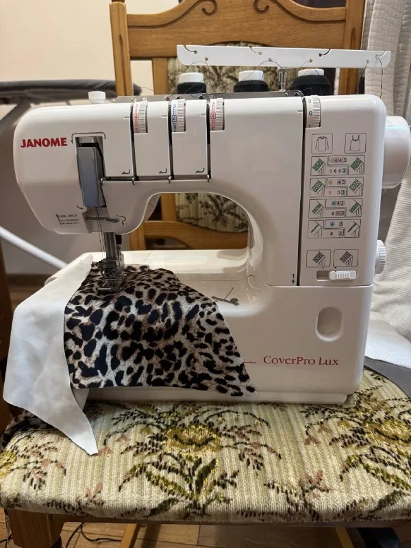 Швейная машинка Janome CoverPro Lux