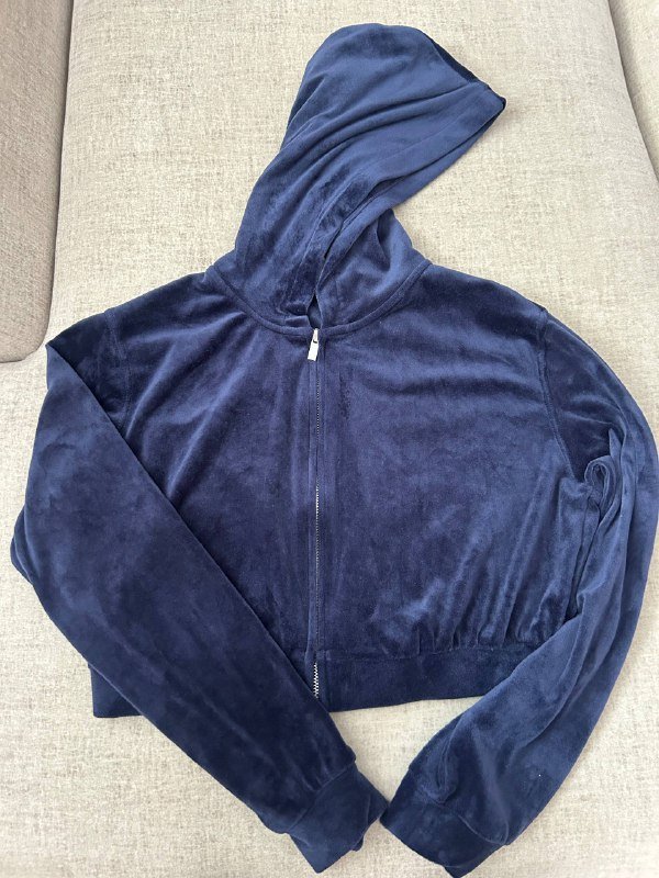 Бежевый тренч, лонгслив Bershka, велюровая кофточка, джинсы Bershka, кофточка Zara 10