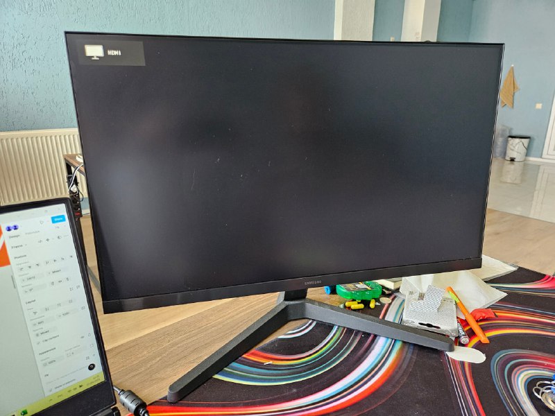 Удлинитель, микроволновка Kumtel, офисный стол, кресло, офисный стул, монитор Samsung, ноутбук ASUS TUF Gaming F15 5