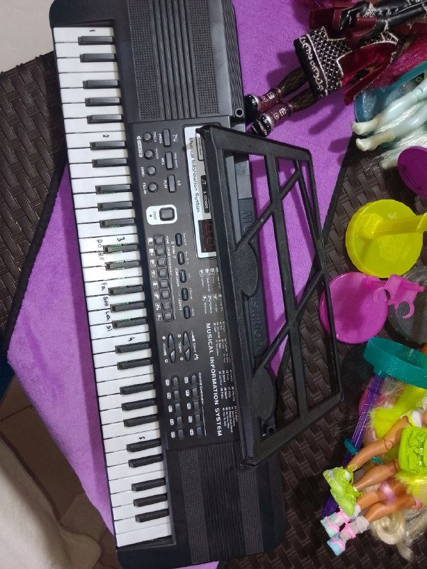 Синтезатор с микрофоном и шнуром для подключения