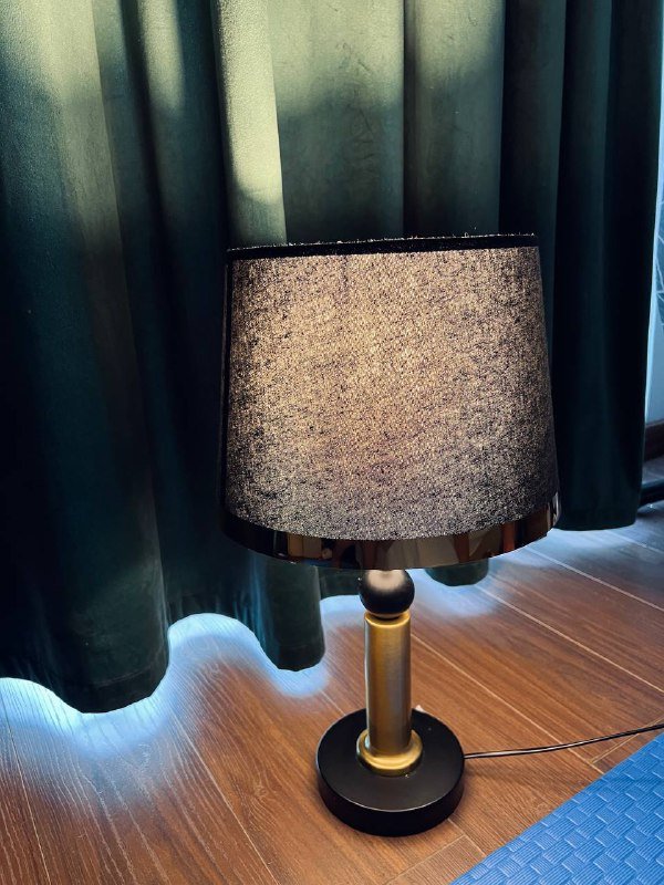 топ H&M, платье H&M, плед, подушка для ресниц, пинцеты, лампа, посуда, держатель для микрофона 6