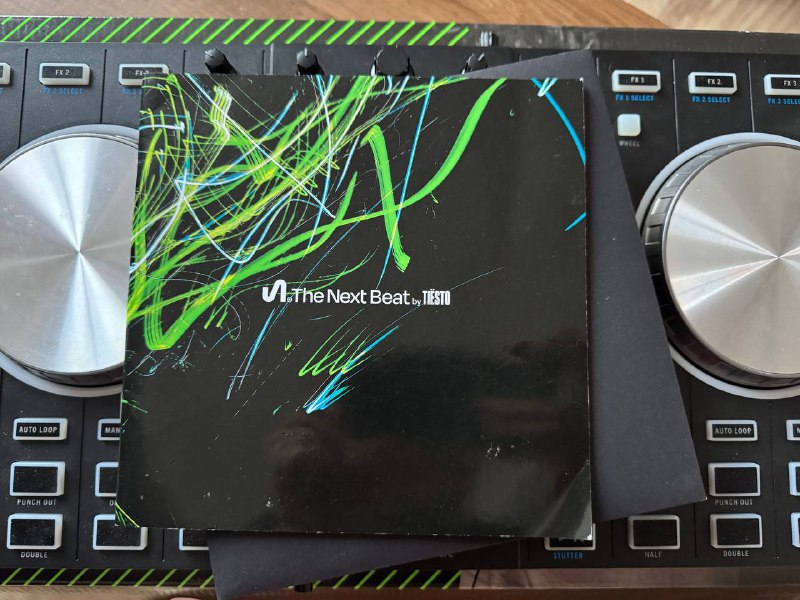 Контроллер The Next Beat By Tiësto 4