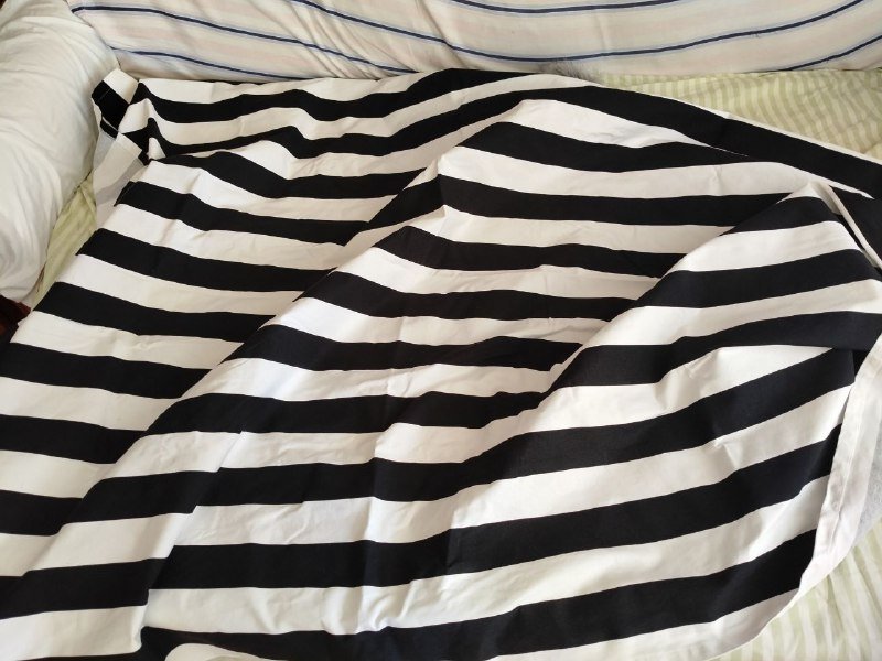 Пассатижи, рулетка, вешалки, покрывало, тапки, кухонные принадлежности, книги 3