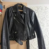 Косуха Zara, пиджак в клетку, рубашка Temu, джинсы Zara и Befree, топ New Yorker 1