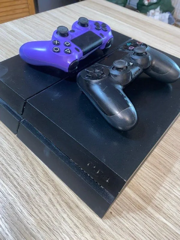 PS4, два контроллера