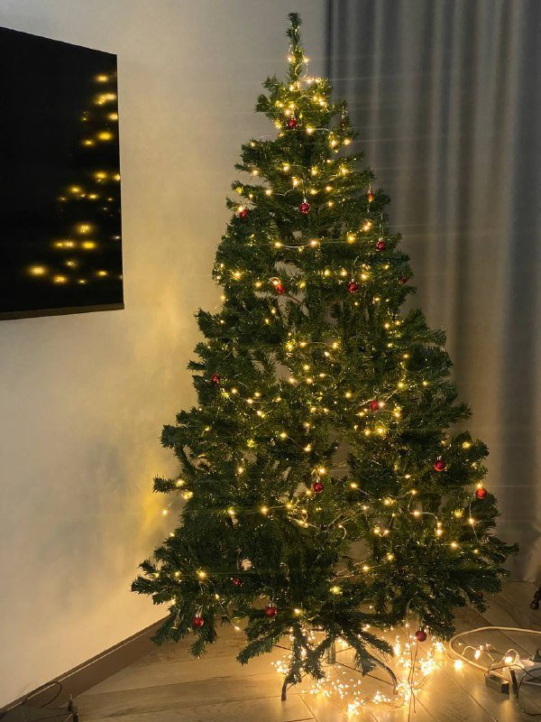 Искусственная новогодняя елка с гирляндой и игрушками