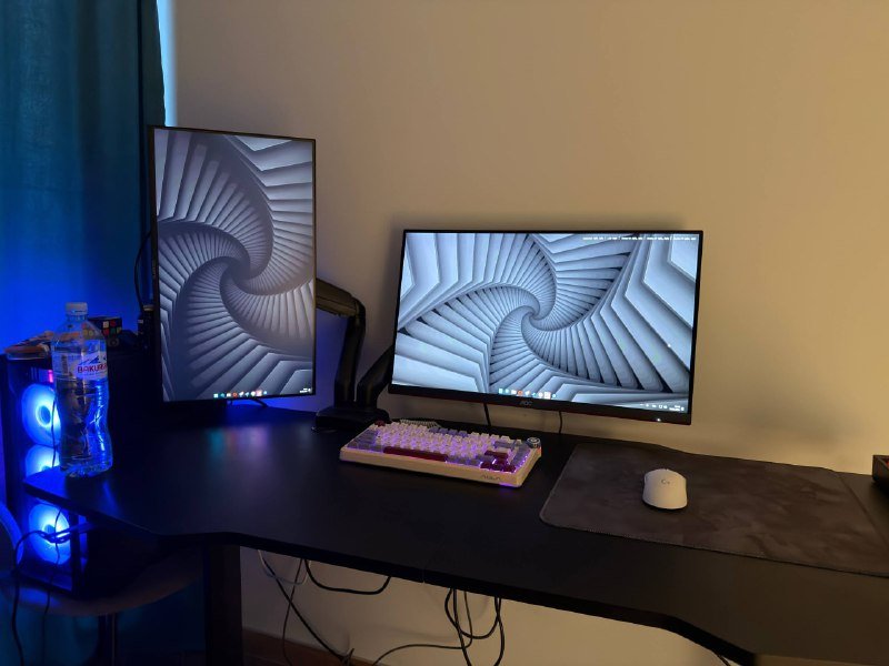 Игровой компьютер, монитор, клавиатура, мышь, наушники