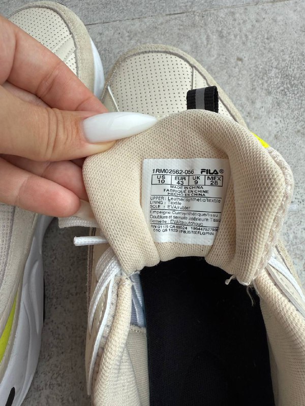 Кроссовки Fila, сумки Bershka и Zara, шлепки Fendi, платье Mango, брюки HM для бега, юбки 2