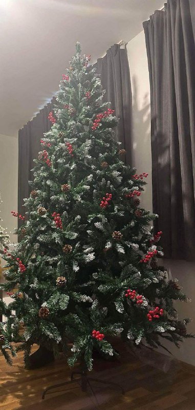 Новогодняя ёлка с украшениями