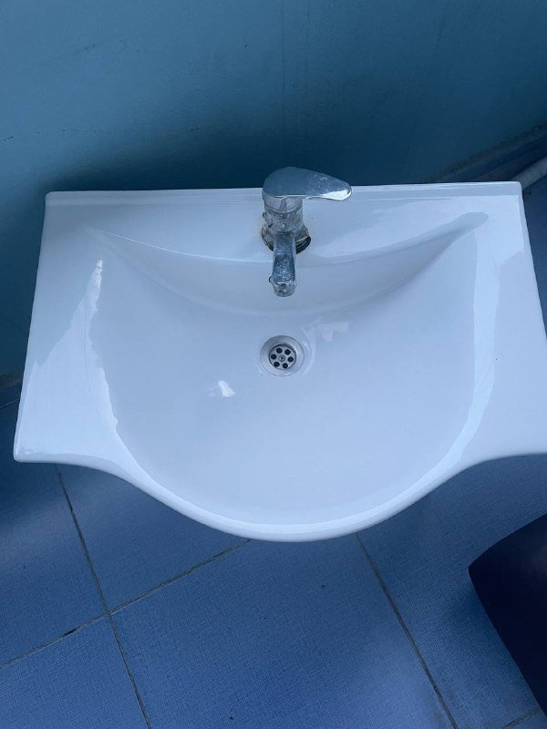 раковина со шкафчиком и смесителем 2