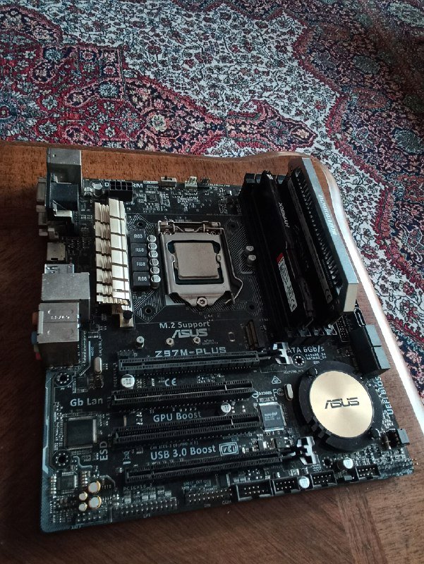 Материнская плата ASUS Z97M-PLUS, процессор Intel Core i7 4770K, память Corsair и HyperX, кулер DeepCool