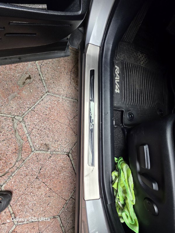 Toyota RAV4 2017 Hybrid Limited 8