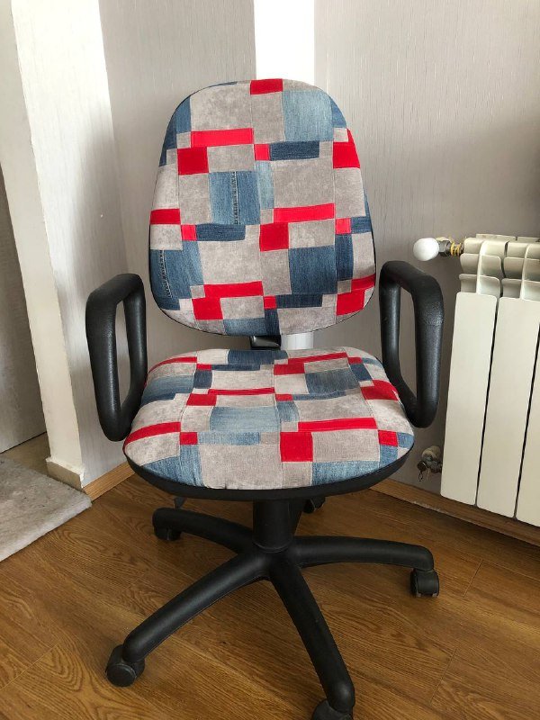 Офисный стул с пэчворком из денима и текстиля 3