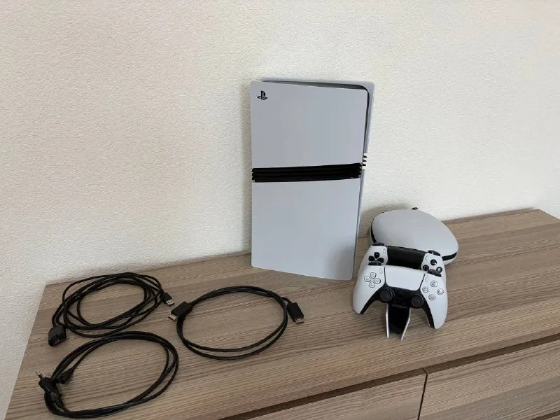 PlayStation 5 Pro, DualSense Edge, DualSense, док-станция 1