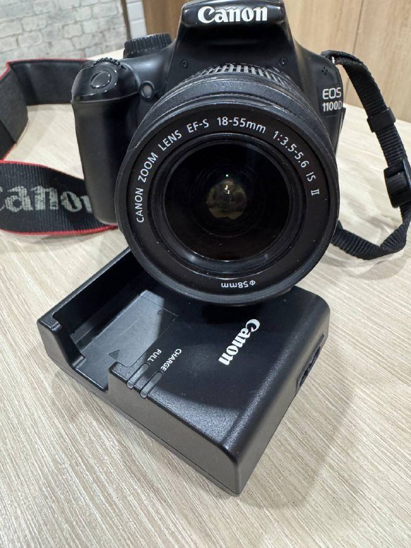 Фотоаппарат Canon 1100D, зарядное устройство, чехол