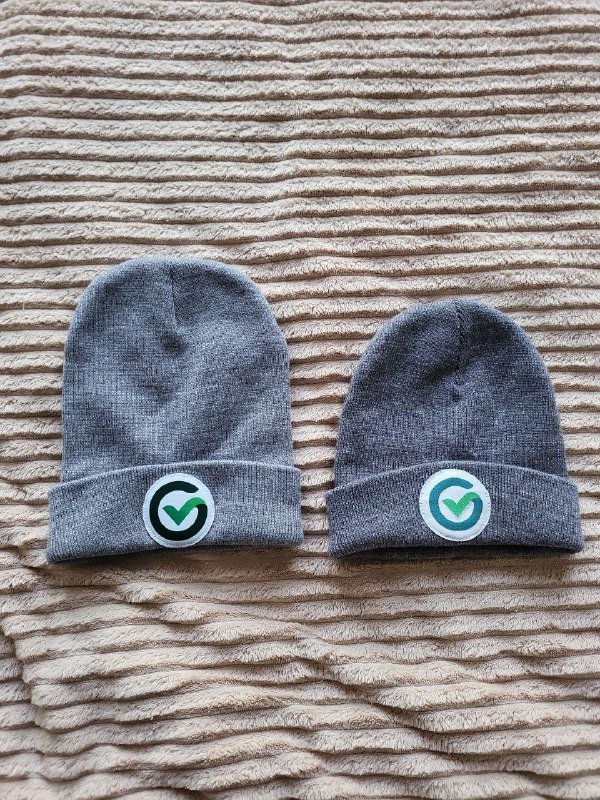 шерстяное платье мама, пиджак чёрный, майка спорт, джинсы gap, шапки тёплые, штаны marks Spencer, платья красное и светлое 6