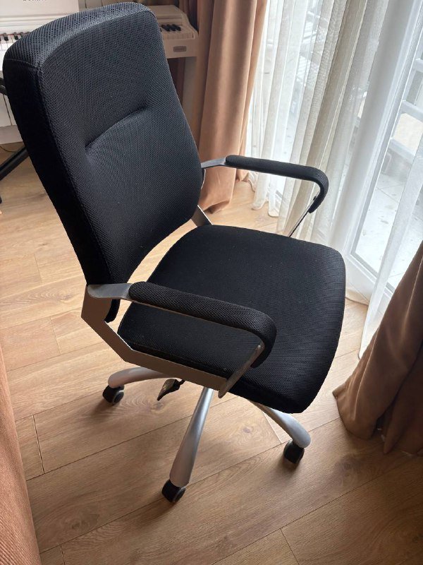 Кресло офисное, белый стеллаж