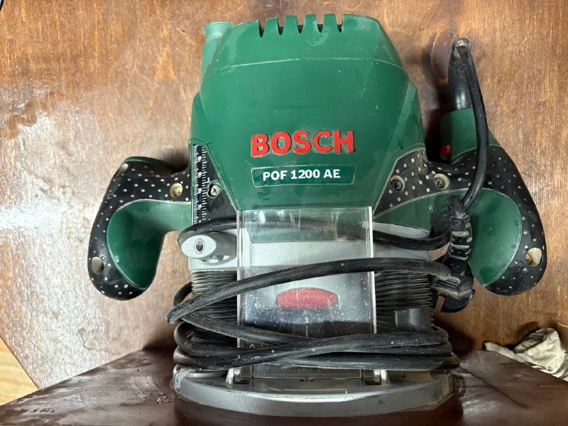 Столярный верстак с фрезером Bosch и пилой Stanley 8